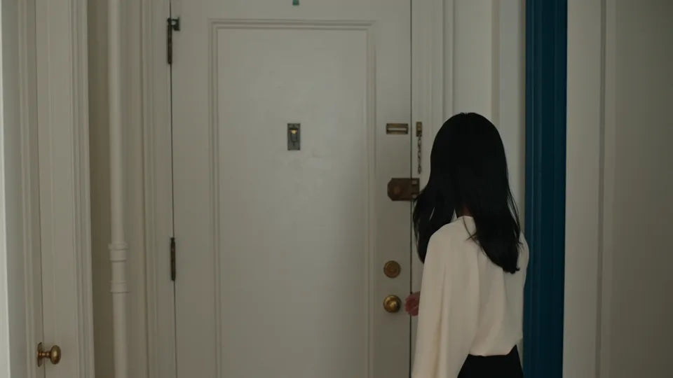 Illustration: a co-host at an apartment door greets an arriving couple with a suitcase.